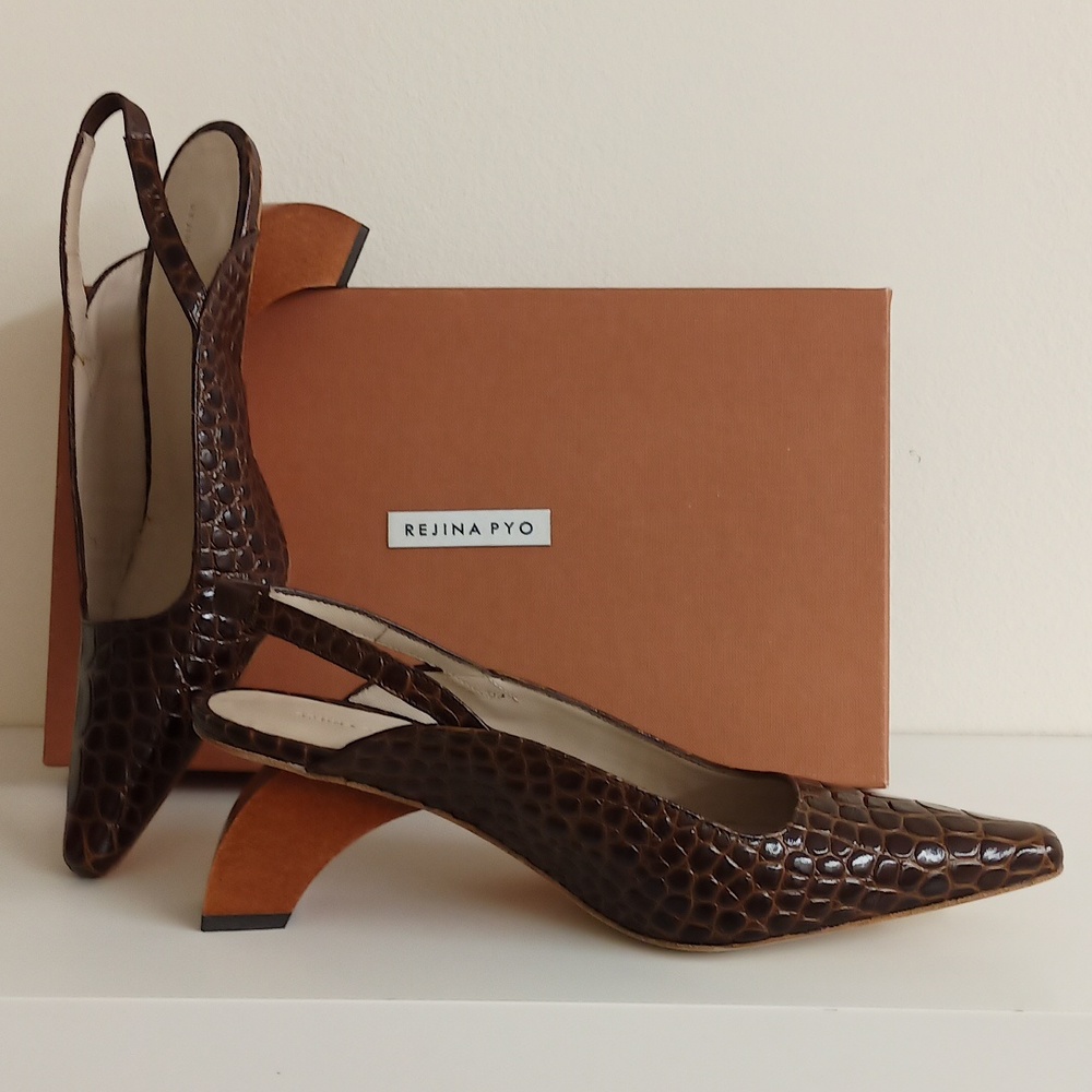 Rejina Pyo croc-embossed brown leather 2.25 inches heel pumps. Size 38.